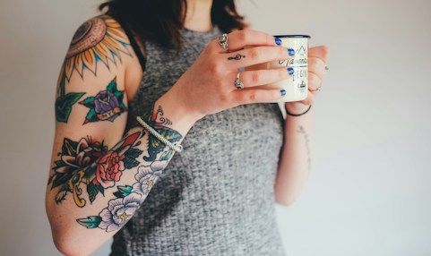 Tätowierte Frau mit Tasse